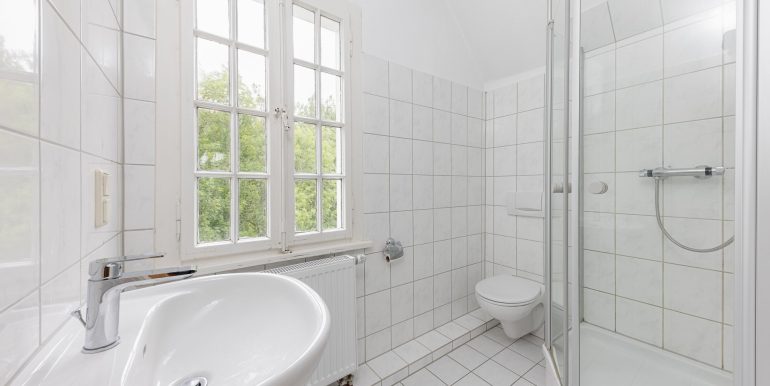 Wohnung 1: Tageslichtbad mit Dusche
