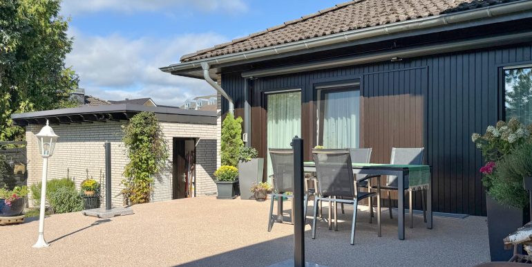 Südterrasse und Garagengebäude