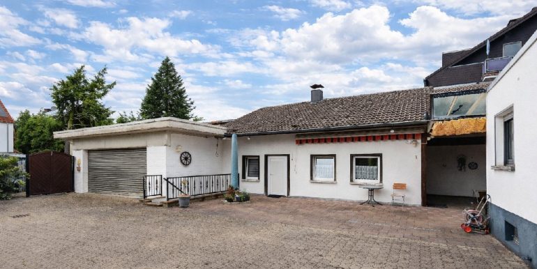 Nebengebäude und Hof