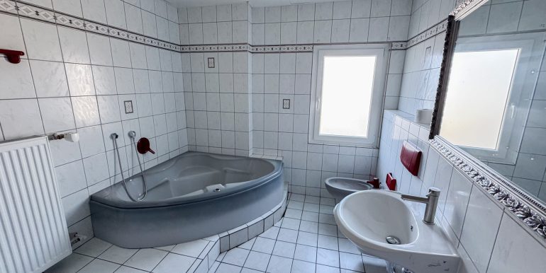Tageslichtbad mit Wanne und Dusche OG Vorderhaus