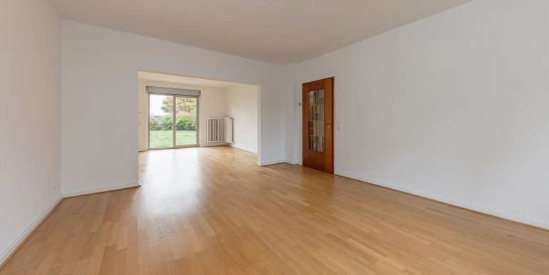 großzügiges Wohn-/Esszimmer mit Gartenzugang