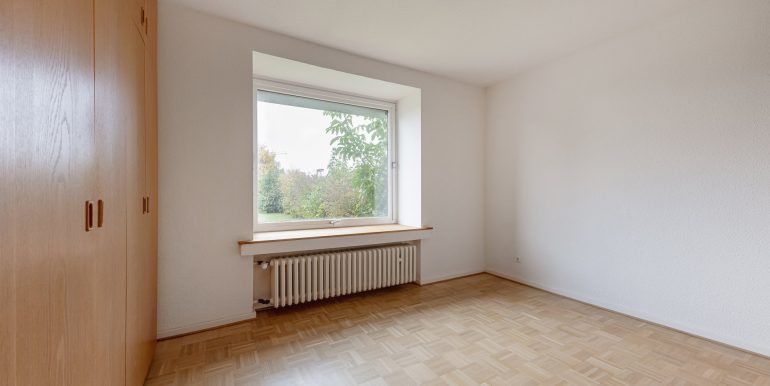 EG: weiteres helles Zimmer