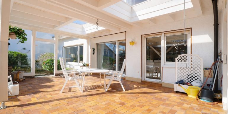 Blick auf die große und überdachte Terrasse