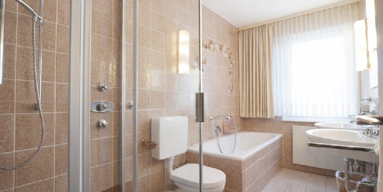 Das Bad mit Glasdusche im EG