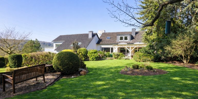 Der wunderschöne Garten mit Gartenhaus und Feuerstelle