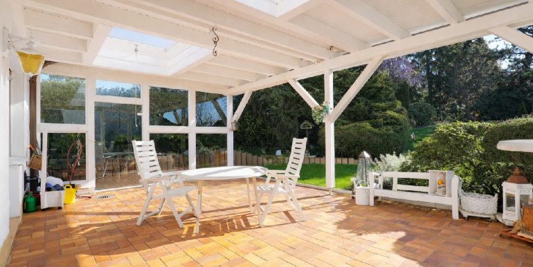 Blick auf die große und überdachte Terrasse