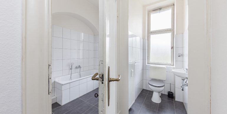 OG: Badezimmer mit separatem WC