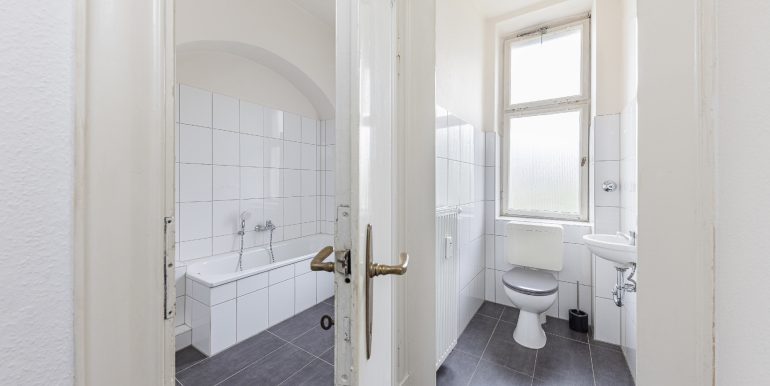 OG: Badezimmer mit separatem WC