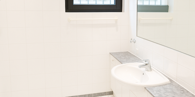 Duschbad Gartengeschoss KI bearbeitet