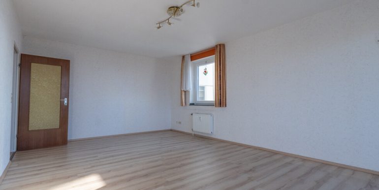 Blick von der Loggia zurück in das Wohn-Esszimmer