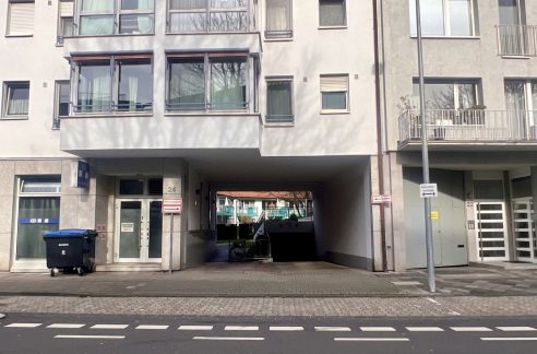 Gebäudeansicht mit Einfahrt