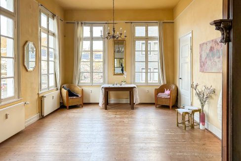 lichtdurchflutetes Zimmer