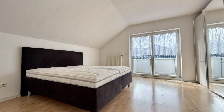 Schlafzimmer DG