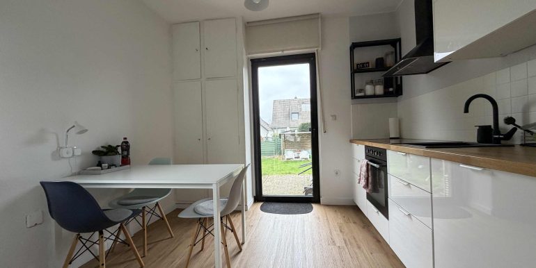 Küche mit Terrassentür