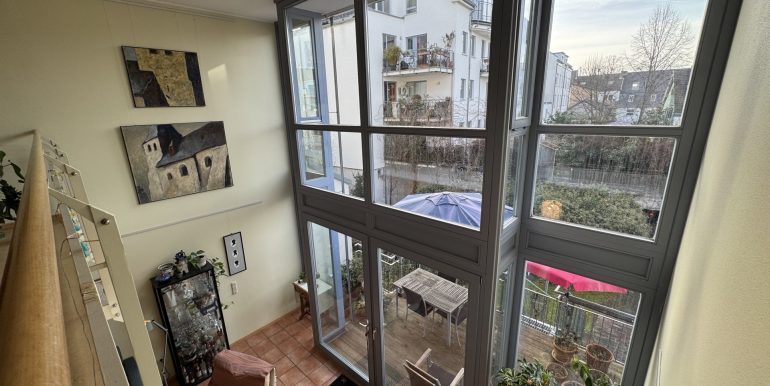 Galerie mit Blick in Wohnzimmer und Garten