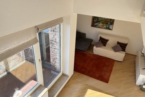 Wohnzimmer mit Balkon