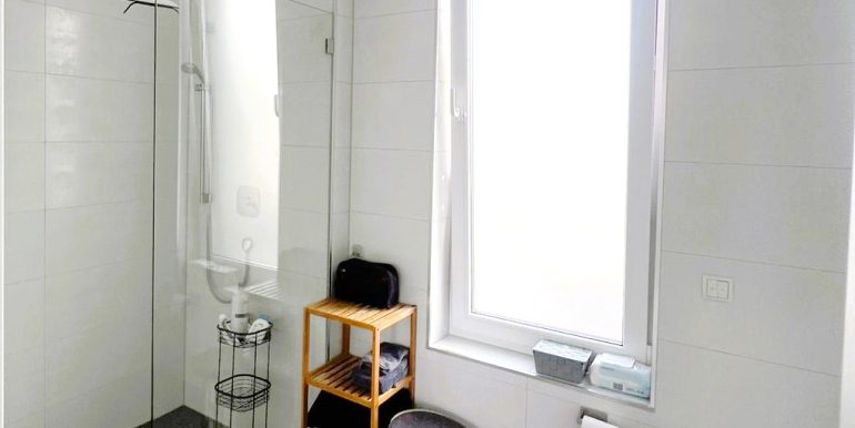 2. Bad mit ebenerdiger Dusche