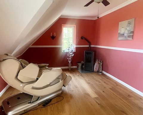 Zimmer mit Pelletofen und Balkon