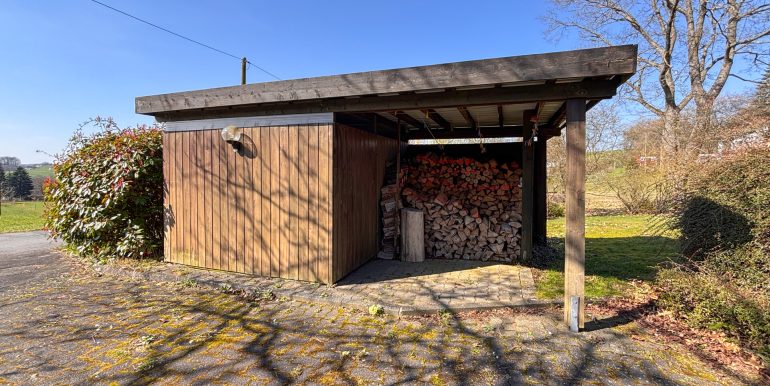 Holzunterstand