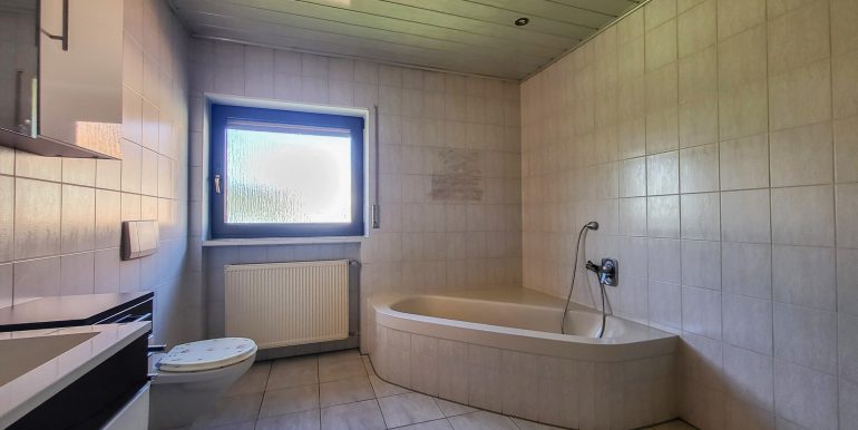 Tageslichtbad mit Wanne und Dusche OG