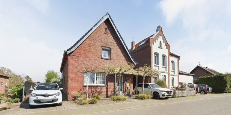 Hausansicht_mit_Zufahrt_und_Carport_