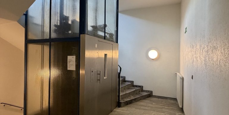 Hausflur mit modernem Fahrstuhl