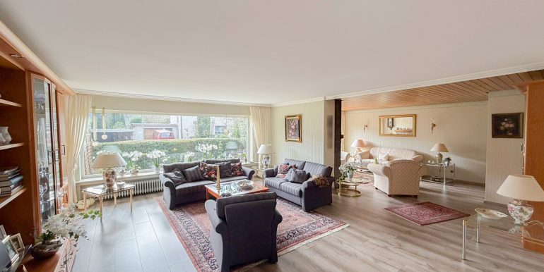 großes Wohnzimmer (EG)