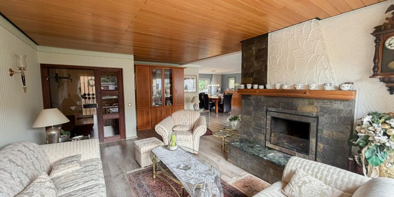 2. Wohnzimmer mit Kamin (EG)