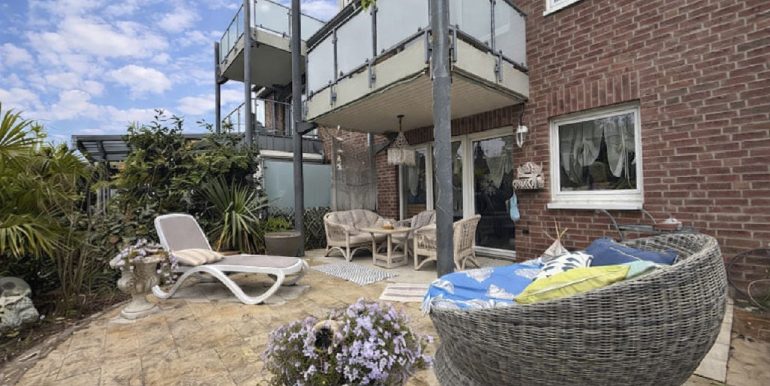 teilüberdachte Terrasse