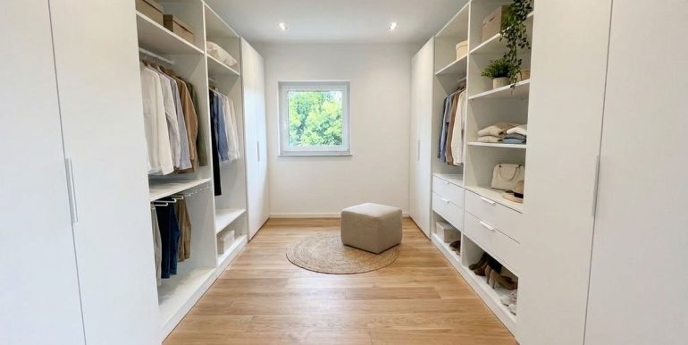 KI fertiggestelltes Ankleidezimmer