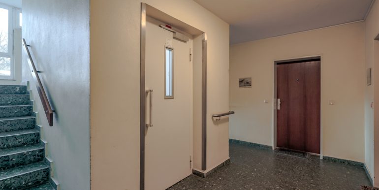 Treppenhaus/Aufzug
