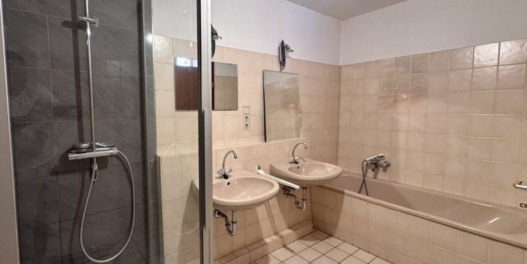 Badezimmer mit Wanne und Dusche