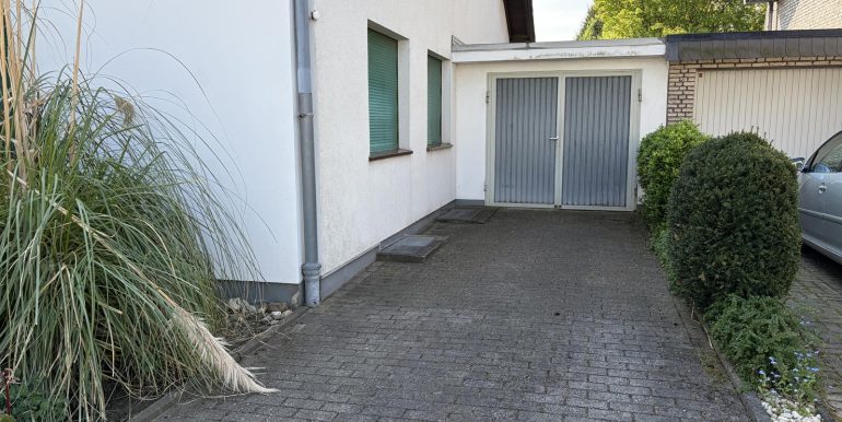 Garage und Stellplätze