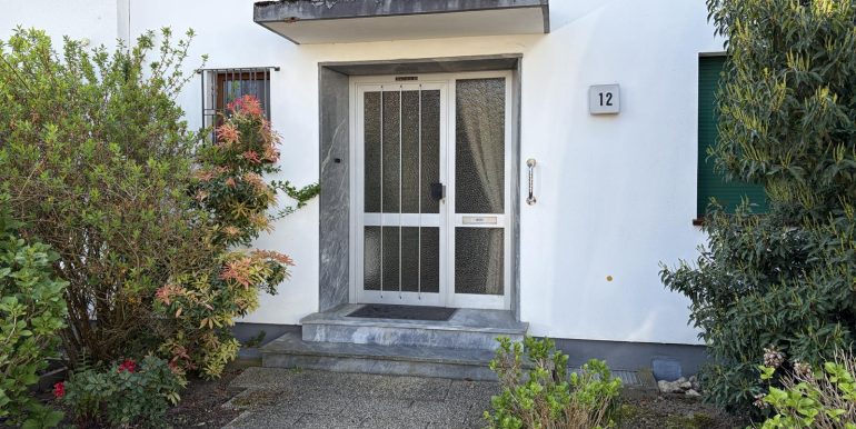 Haustür mit Überdachung