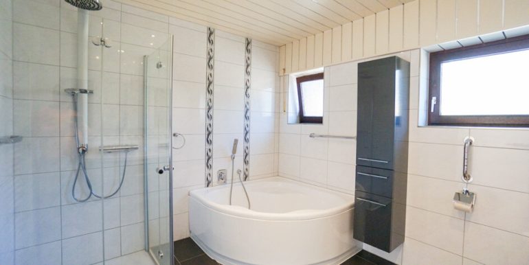 ... mit Wanne und Dusche