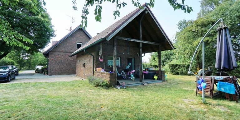 Garten mit Nebengebäude