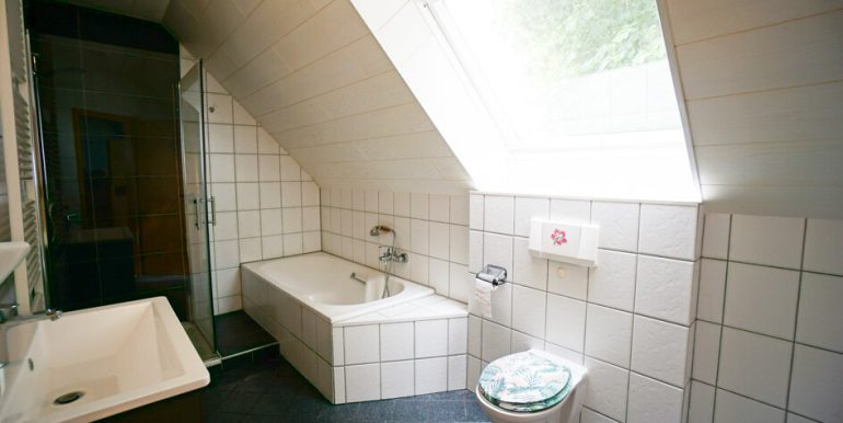 Bad mit Dusche und Badewanne