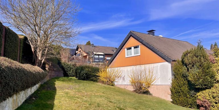 Grundstück neben dem Haus