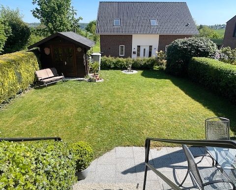 Haushälfte links Garten