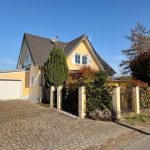 Außenansicht mit Garage
