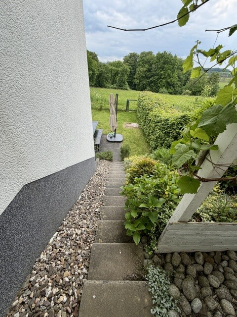 Großzügige, helle Doppelhaushälfte mit Garage in bevorzugter Wohnlage mit Blick ins Grüne - Foto 1