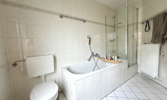 Bad mit Wanne und Dusche im Obergeschoss