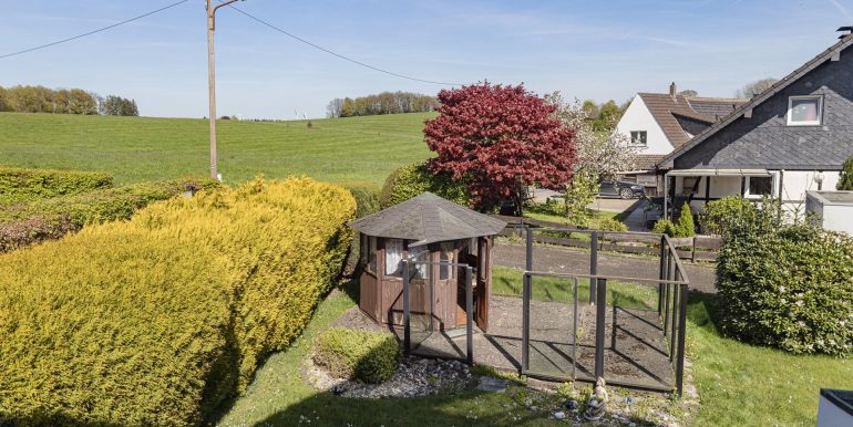 Blick in den Garten und darüber hinaus