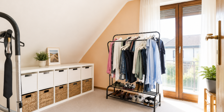 Arbeitszimmer mit Balkonzugang