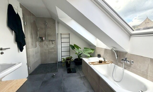 Bad mit Wanne & Dusche