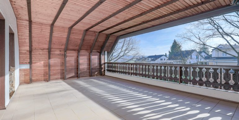 Überdachte Terrasse OG