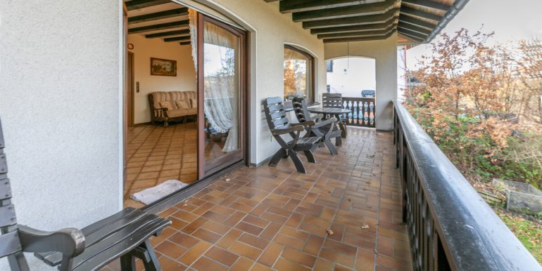 Überdachter Balkon