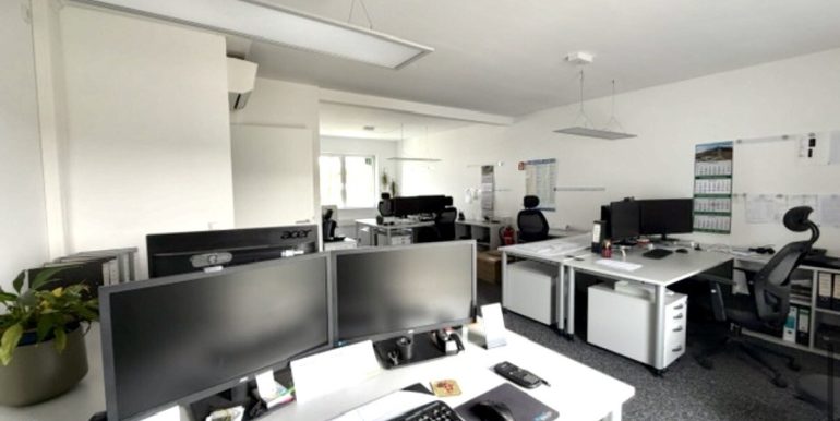 Großes Büro