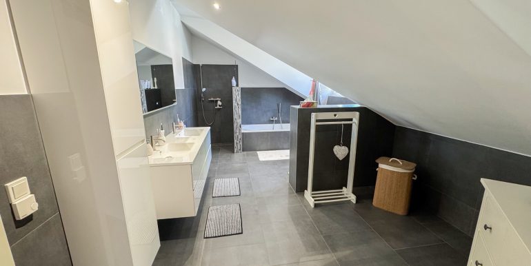Tageslichtbad mit Wanne und Dusche DG