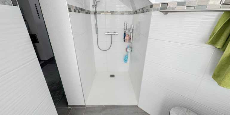 Tageslichtbad mit Dusche und Wanne Einliegerwohnung